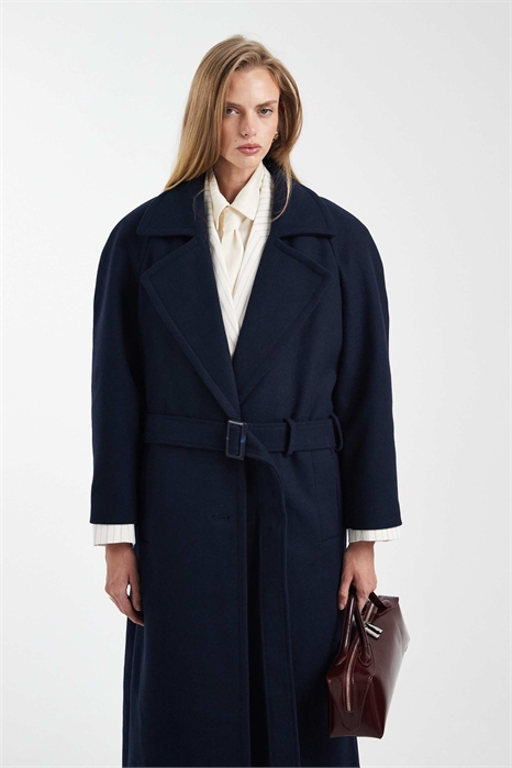 Пальто с широкими плечами из смешанной шерсти с низко расположенным поясом артикул 150663032