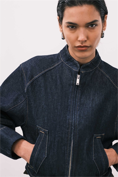 Короткая джинсовая куртка без воротника артикул 151339414