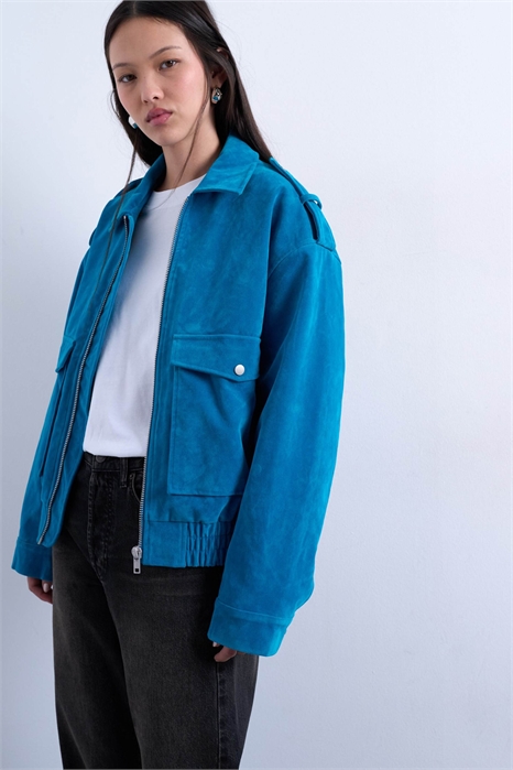 Бомбер из искусственной замши с стеганой подкладкой и застежками-кнопками артикул 147691717