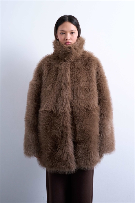 Пальто средней длины с воротником-воронкой из искусственного меха артикул 146924847