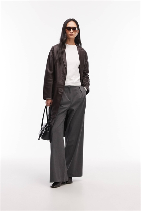 Кожаное пальто цвета «оксблад» артикул 153049202