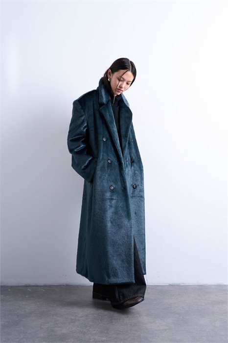 Длинное пальто из искусственного меха с двойной застежкой артикул 147470841