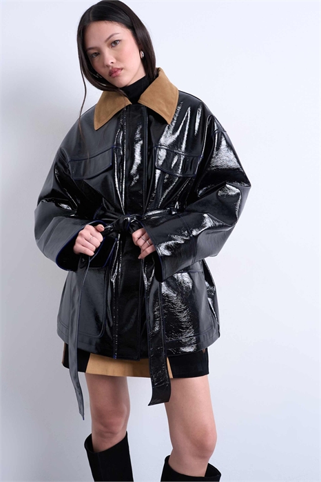 Виниловая рубашка-куртка с 4 карманами и контрастным воротником артикул 151336162