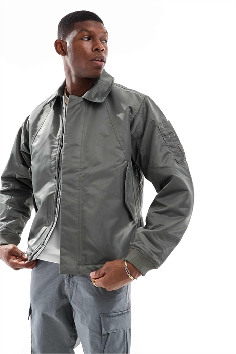 Утепленная бомбер-куртка темно-зеленого цвета с воротником артикул 142820511