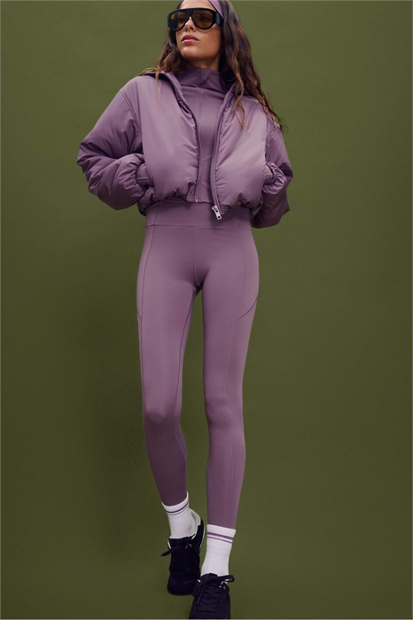 Пуховик с буффами рукавами в лиловом цвете артикул 152362237