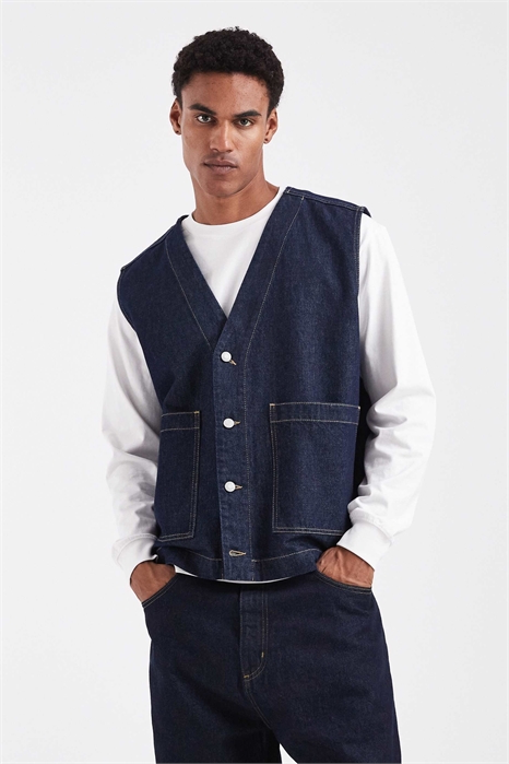 Джинсовый жилет с эффектом сырой стирки артикул 153021978