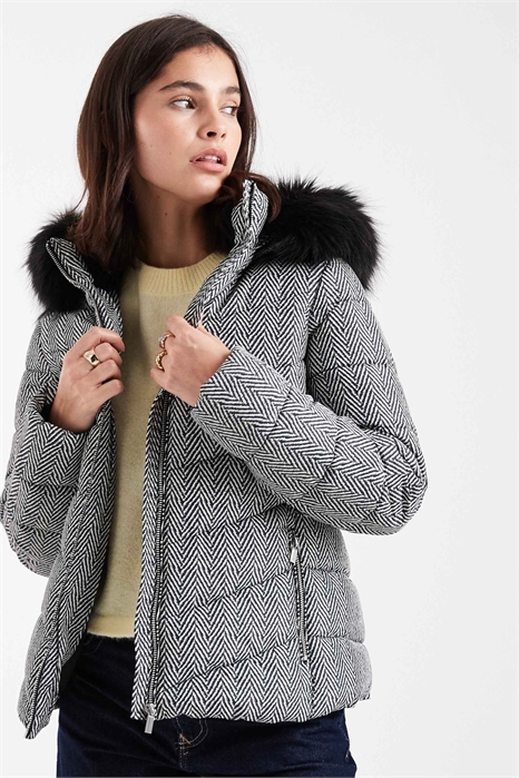 Печатная лыжная куртка-пуховик черного цвета артикул 151897786