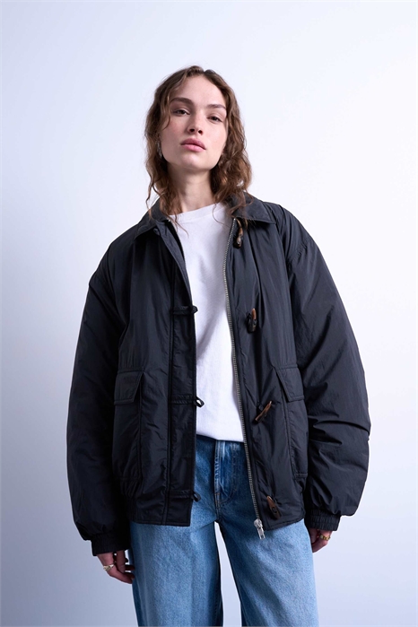 Большой бомбер гибридного кроя с утепленной подкладкой и застежкой-тоггл артикул 143962846