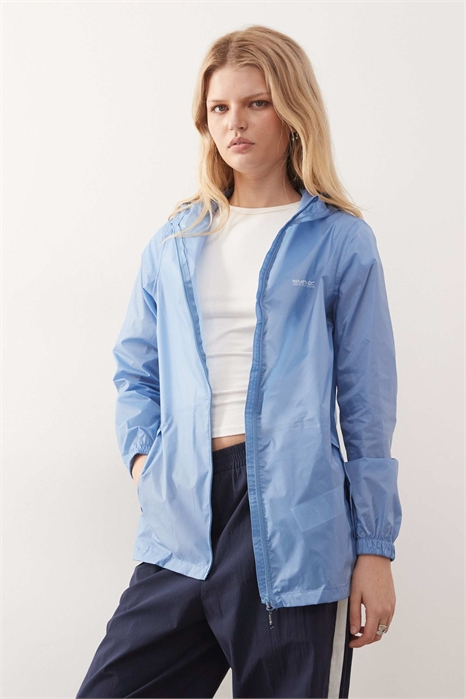 Женская куртка Pack It Jacket III синего цвета артикул 152440308