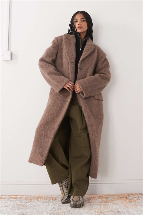 Волосатый пальто из смеси альпаки и шерсти с завышенными плечами, коричневого цвета артикул 151780064