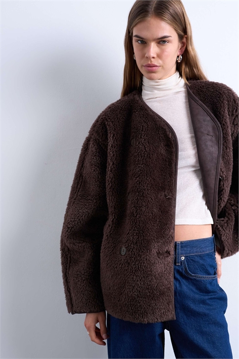 Короткая двубортная куртка из овечьей шерсти овальной формы артикул 146906216