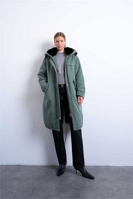 Парка премиум-класса свободного кроя с меховым капюшоном артикул 150428927
