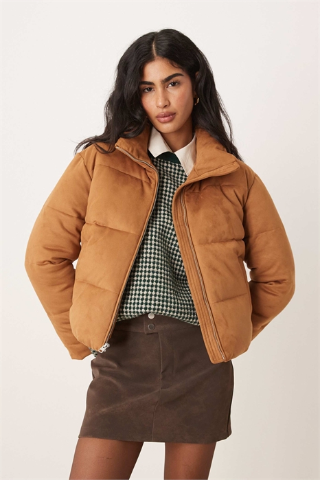 Короткая пуховик из веганской замши артикул 154314992