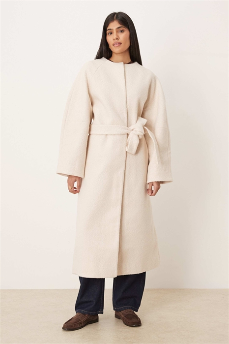 Длинное торжественное пальто из букле без воротника артикул 142117280