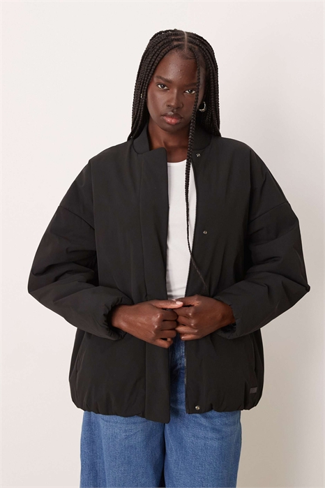 Утепленная бомбер-куртка черного цвета артикул 148565534