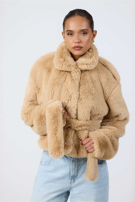 Куртка с воротником-воронкой и поясом из искусственного меха, цвет «верблюжий» артикул 146139329