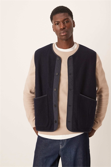 Жилет из вареной шерсти темно-синего цвета с контрастной окантовкой артикул 151335906