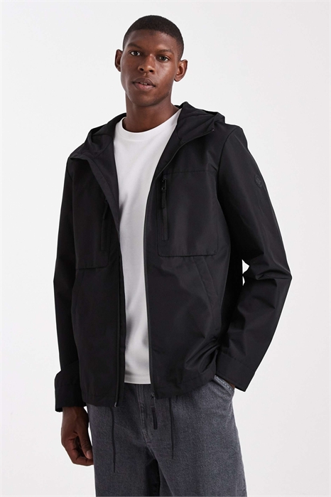Короткая ветровка с капюшоном и карманами артикул 151024951