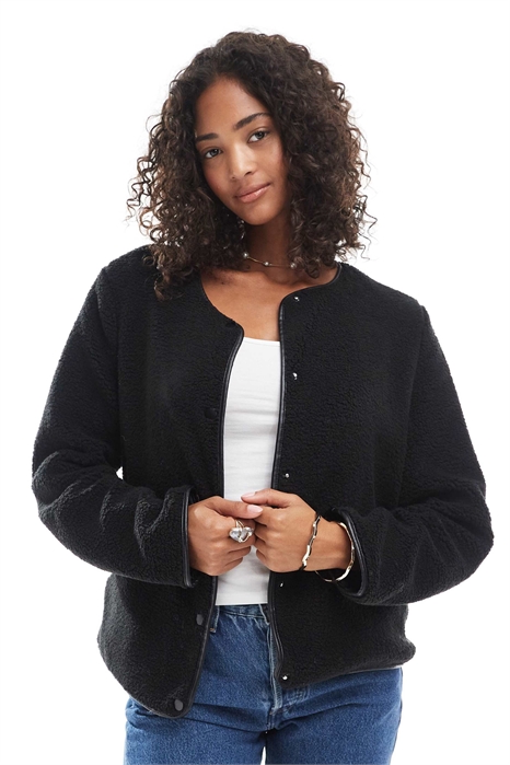 Легкая контрастная куртка-тедди черного цвета артикул 149660063