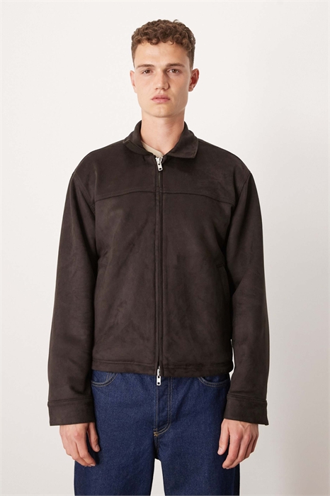 Легкая укороченная веганская замшевая куртка на молнии артикул 149632953