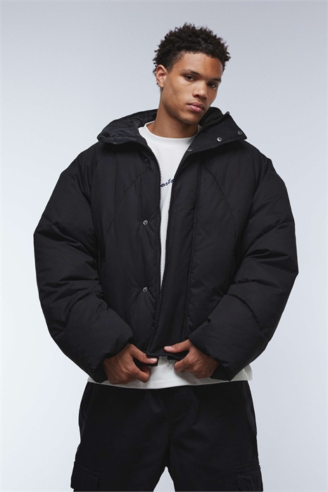 Пуховик свободного кроя с капюшоном артикул 147971789