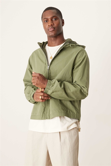 Ветровка с капюшоном цвета хаки артикул 139584149
