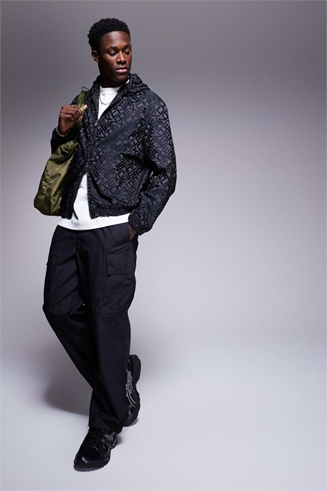 Куртка с капюшоном и логотипом по всей поверхности, черного цвета артикул 141273213