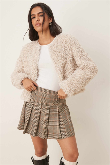 Короткая куртка из искусственного меха белого цвета артикул 149246317