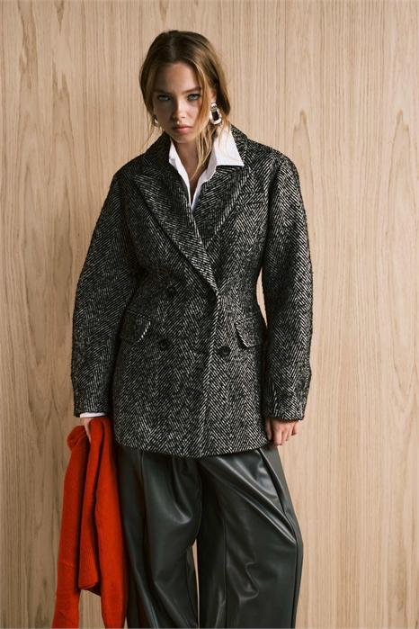 Короткий пальто с четкими линиями артикул 147901443