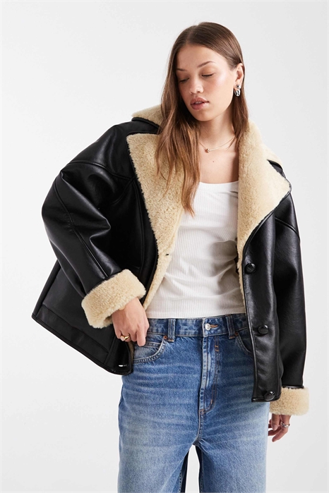 Оверсайз-куртка из искусственной кожи и искусственного меха черного цвета артикул 143260996