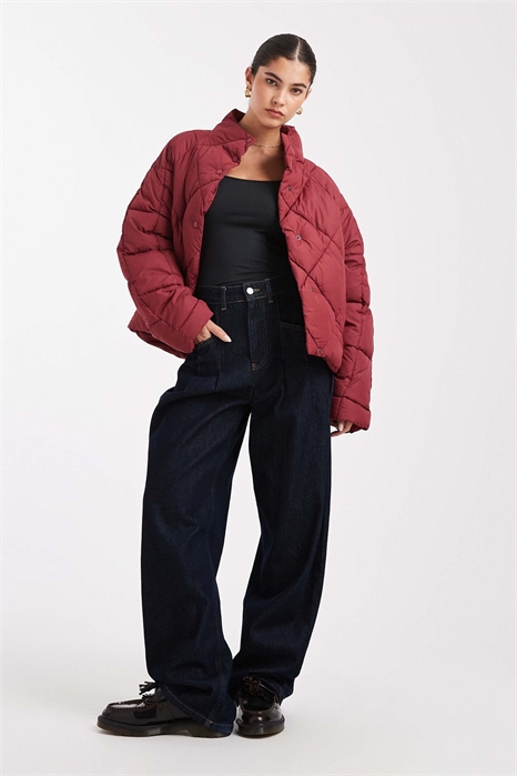 Укороченная пуховик с воротником-воронкой и крупным стеганым узором артикул 146690248