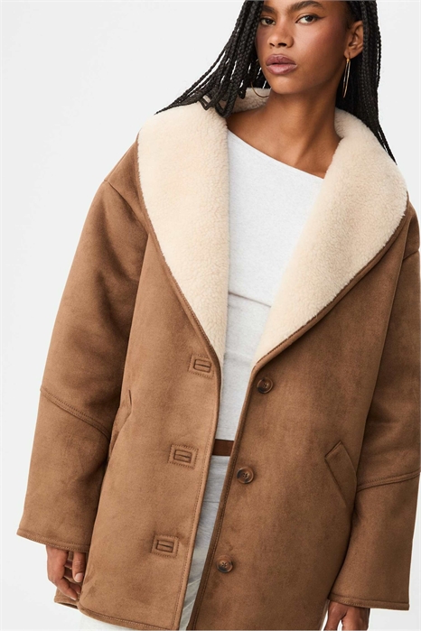 Короткое пальто с подкладкой из искусственной овчины, цвет камень артикул 154114977