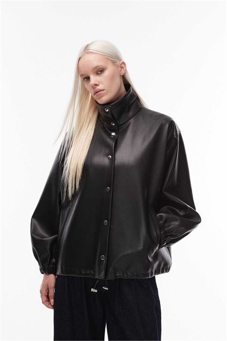 Куртка с воротником-воронкой из искусственной кожи артикул 151666327