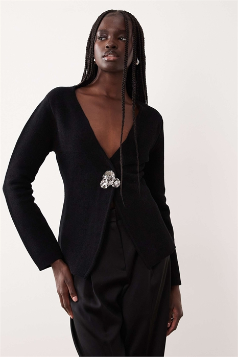 Компактная вязаная куртка с эффектной застежкой артикул 153643629