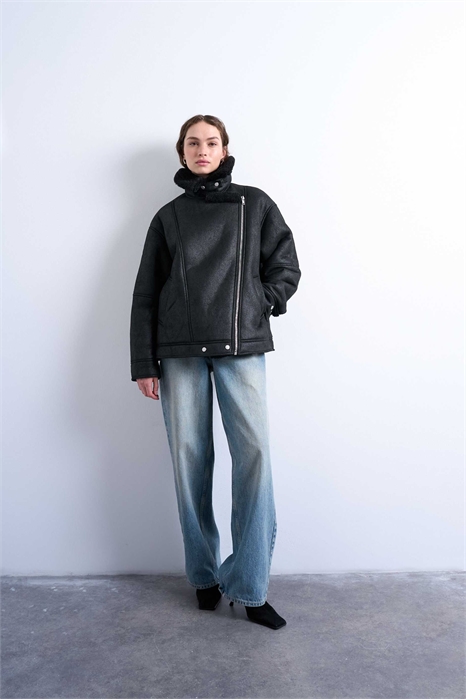 Авиаторская куртка из овчины с широким воротником-воронкой артикул 142512605