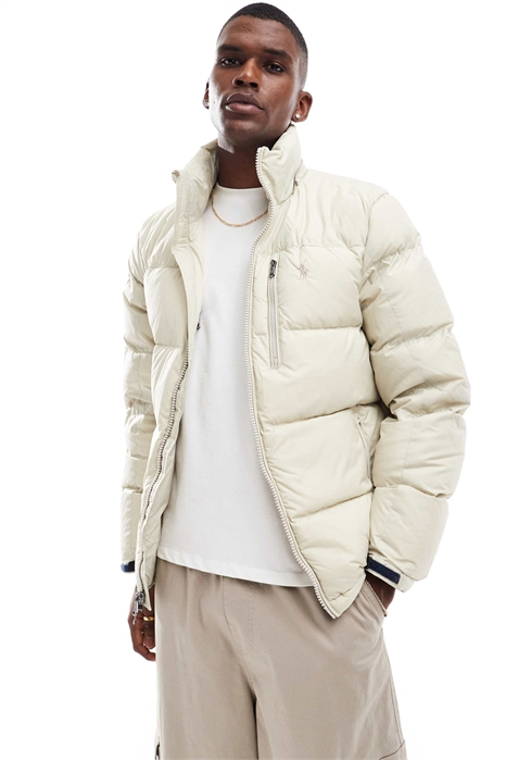 Пуховик с отстегивающимся капюшоном и логотипом в виде значка артикул 136564360