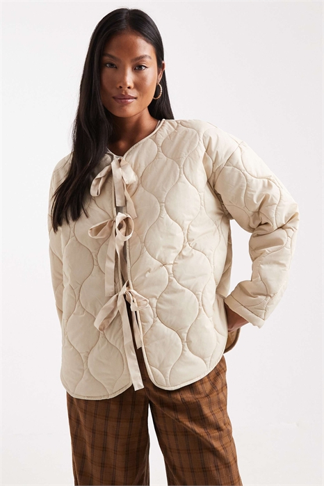 Стеганая куртка с завязками спереди артикул 148858368