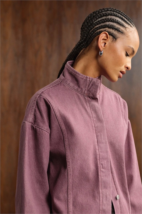 Джинсовая куртка оверсайз с воротником-воронкой розового цвета артикул 150434377