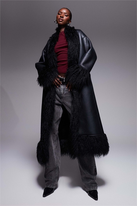 Длинное пальто из искусственного меха с отделкой из кожи черного цвета артикул 146139325