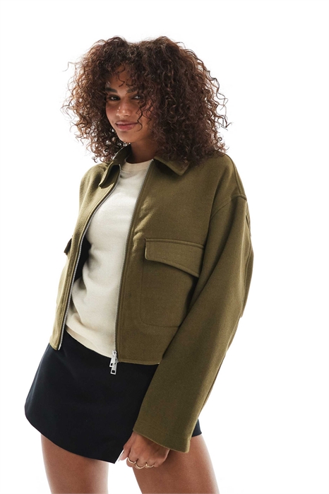 Чистый бомбер в классическом стиле артикул 144642535