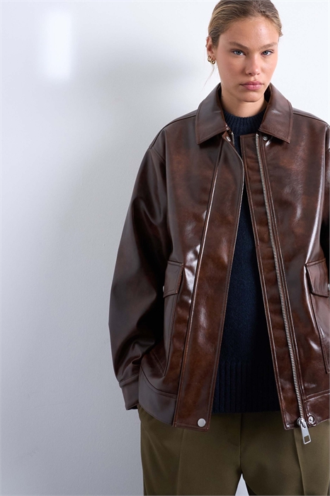 Жакет-рубашка из искусственной кожи с блестящей пестрой поверхностью и накладными карманами артикул 142512610