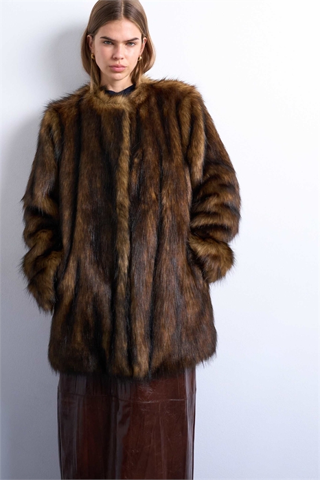 Пальто средней длины без воротника из искусственного меха артикул 142325014