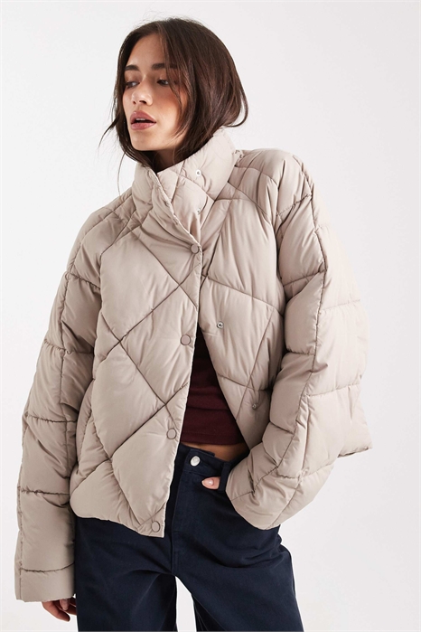 Укороченная пуховик с воротником-воронкой и крупным стеганым узором артикул 146690249