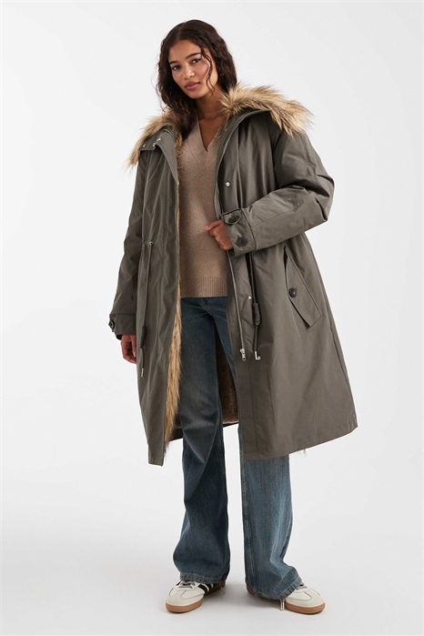 Парка свободного кроя с меховой оторочкой артикул 148031535
