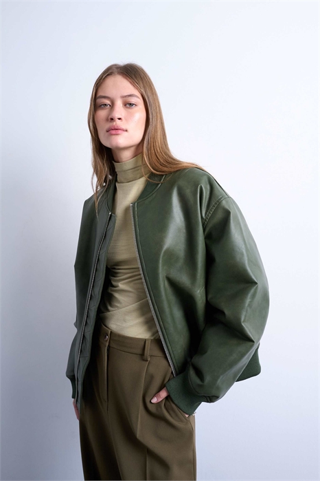 Бомбер из искусственной кожи с эффектом винтажной потертости, свободного кроя и без воротника артикул 142296313