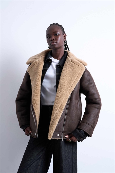 Авиаторская куртка из овчины с широким воротником-воронкой артикул 142512604