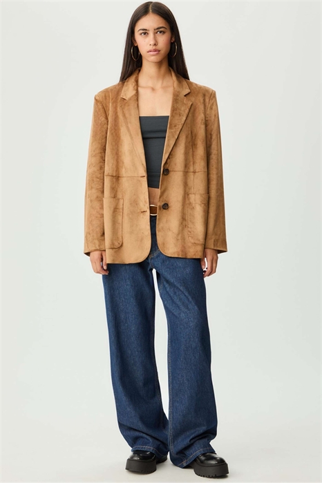 Блейзер из искусственной замши с карманами цвета «камень» артикул 151560973