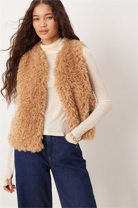 Жилет из искусственного меха артикул 149323281