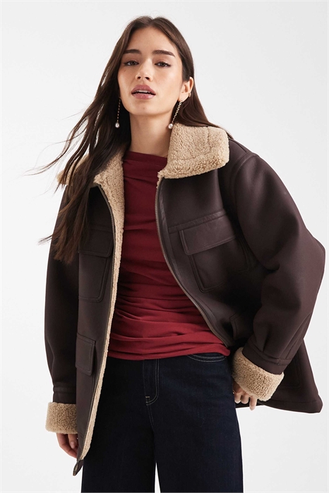 Кожаная куртка средней длины шоколадного цвета артикул 142042990