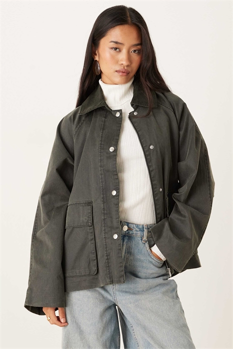 Стеганая куртка-оверсайз из вельвета темно-хаки с контрастным воротником из вельвета артикул 149633735